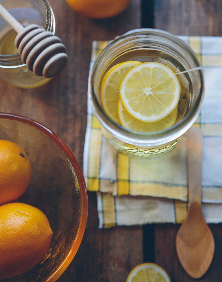 برای درست کردن نوشیدنی آب لیمو و عسل این نوشیدنی به هیچ مخلوط کن و یا وسیله خاص دیگری احتیاج ندارید. 