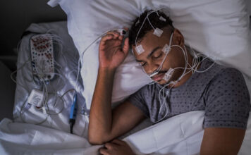 تست خواب یک آزمایش شبانه است که برای تشخیص اختلالات خواب استفاده می شود. در این آزمایش، سنسورهایی به بدن بیمار متصل می شوند تا فعالیت مغز، قلب، تنفس و سایر عوامل مهم مرتبط با خواب را ثبت کنند.